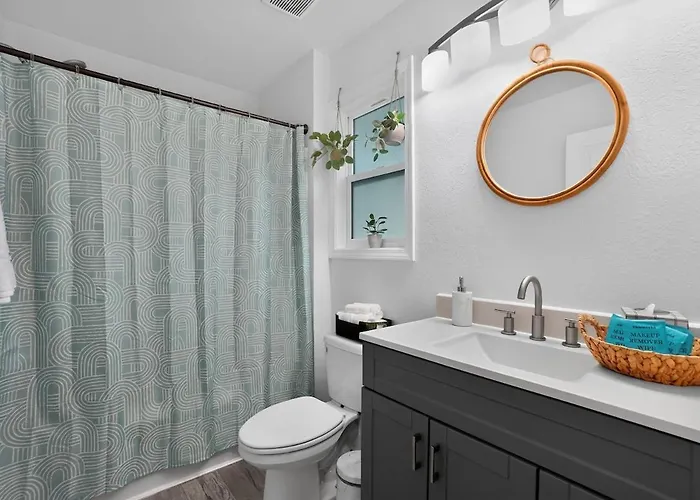 Charming 3br Home, 10 Minutes To Airport Holiday home Pensacola
